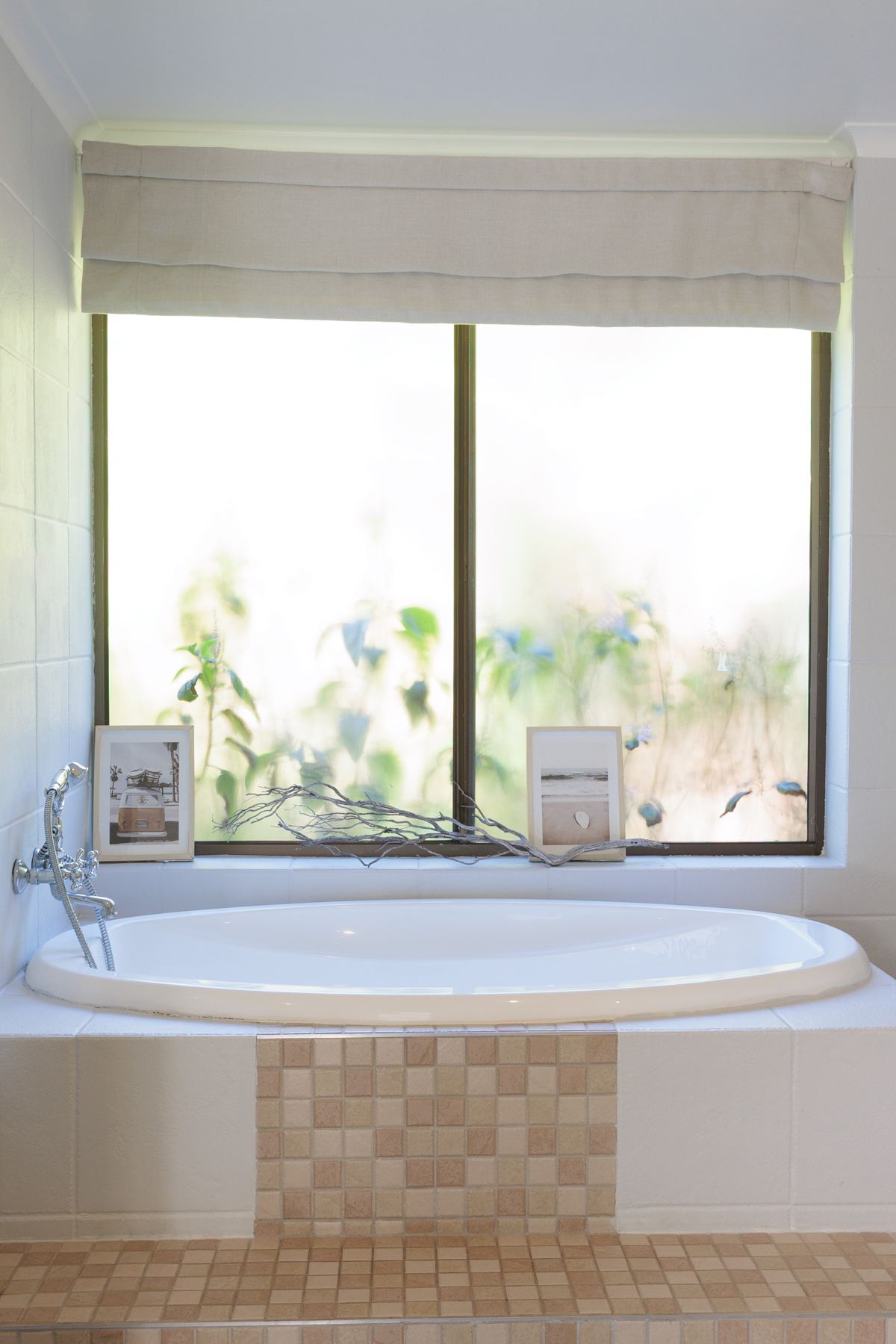 Guest bathroom with a round bath beneath a window